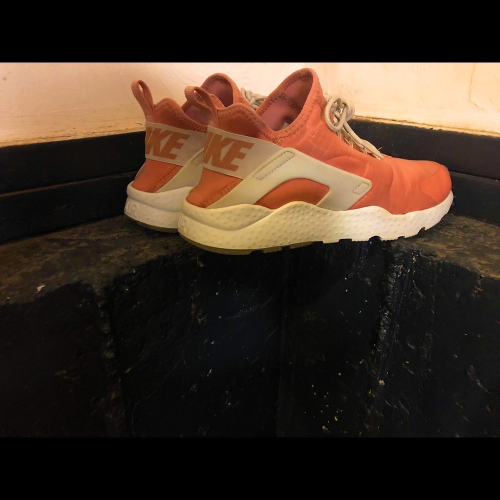 NIKE HUARACHE SNEAKERS- pink